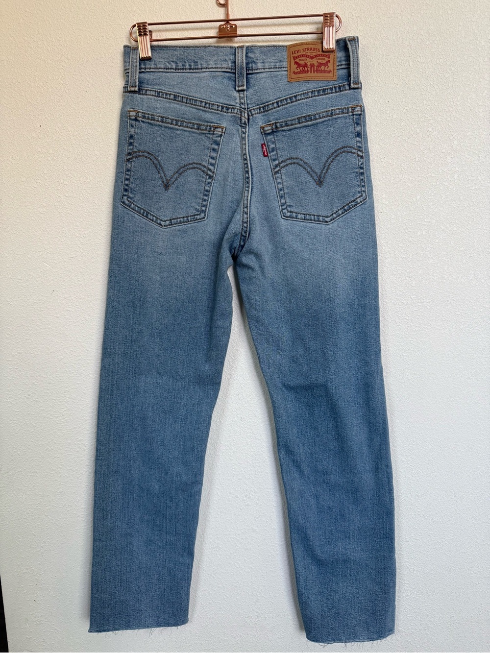 Levi’s Wedgie Straight Jeans Women’s Size 26 Light Wash Distressed Raw Hem - Picture 3 of 10
